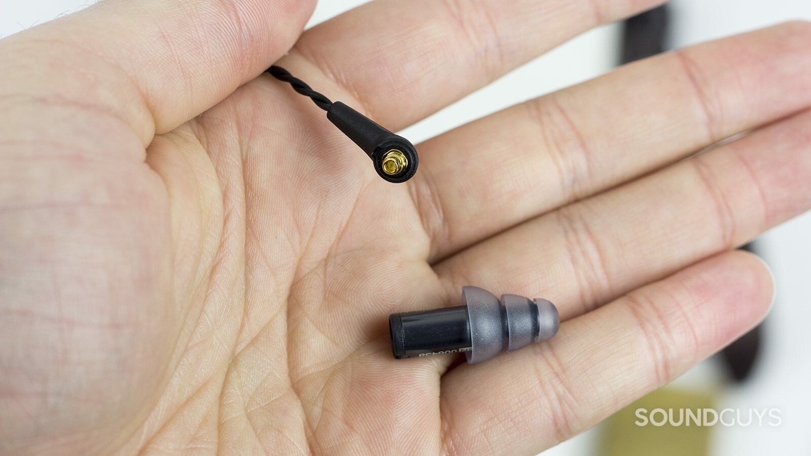 Wired or wireless earphones – which design is best? - Domus