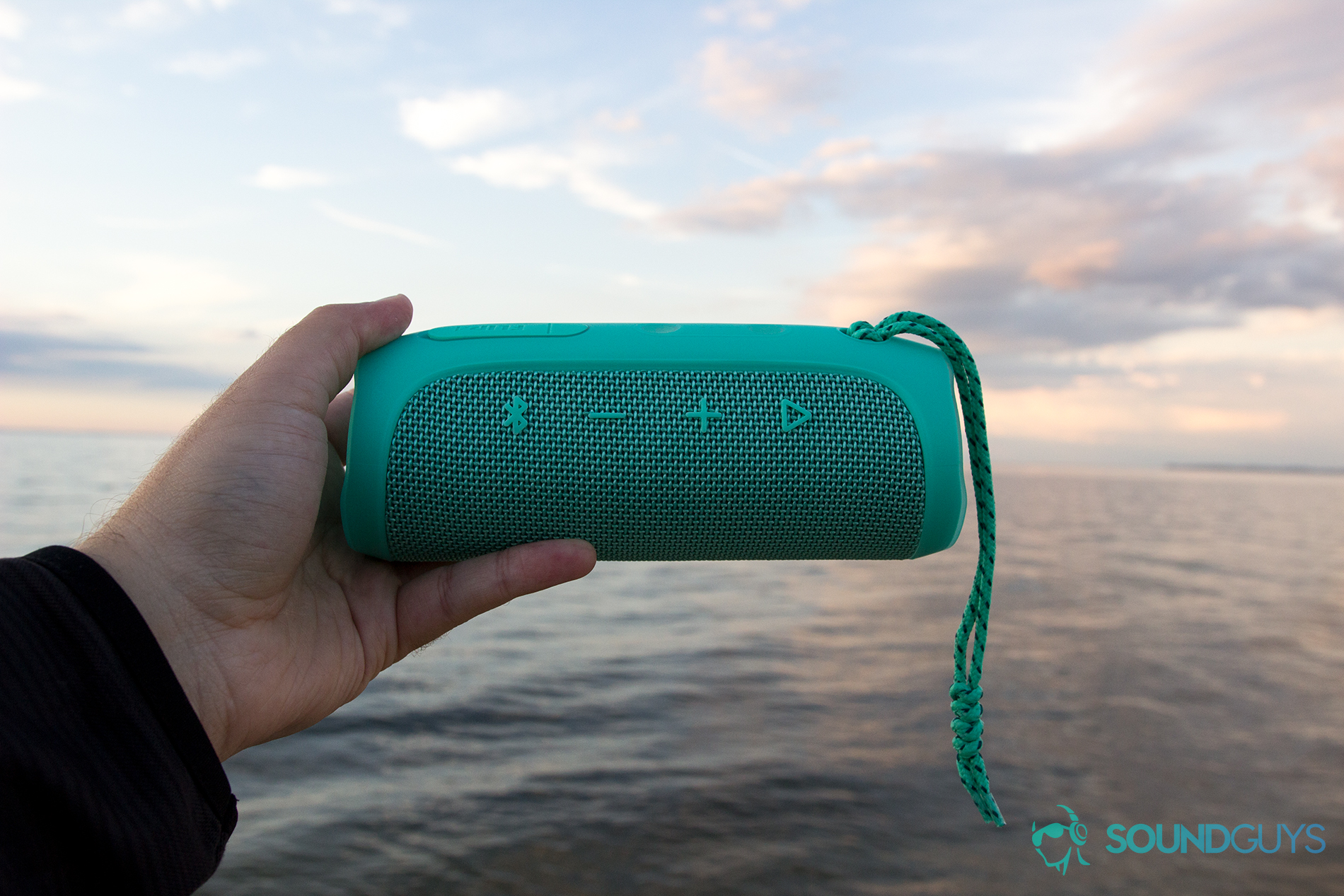 JBL Flip 4 Bluetooth speaker gets improved sound, full waterproofing - CNET
