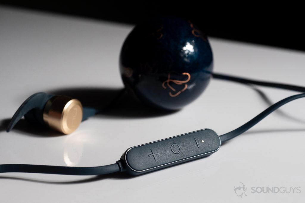 Optoma NuForce Be Live5: An image focused on depicting the in-line mic and remote (three-button).
