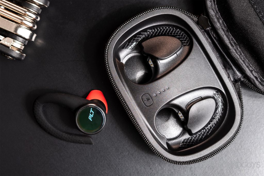 A top-down image of the Plantronics BackBeat FIT 3100 right earbud next to the open and empty carrying case.