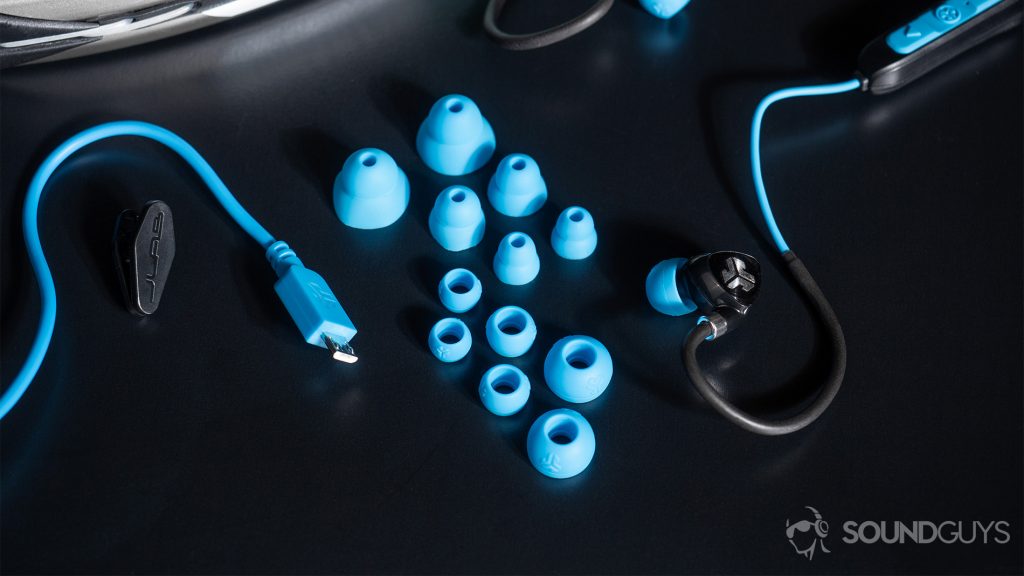  JLab Fit Sport Wireless: Les écouteurs et toutes ses inclusions: six paires d'embouts de rechange, un clip de chemise et un câble micro-USB.