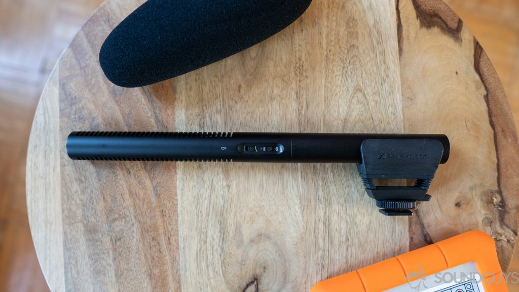 Sennheiser MKE 600 shotgun microphone on table with supercardioid polar pattern to record outside