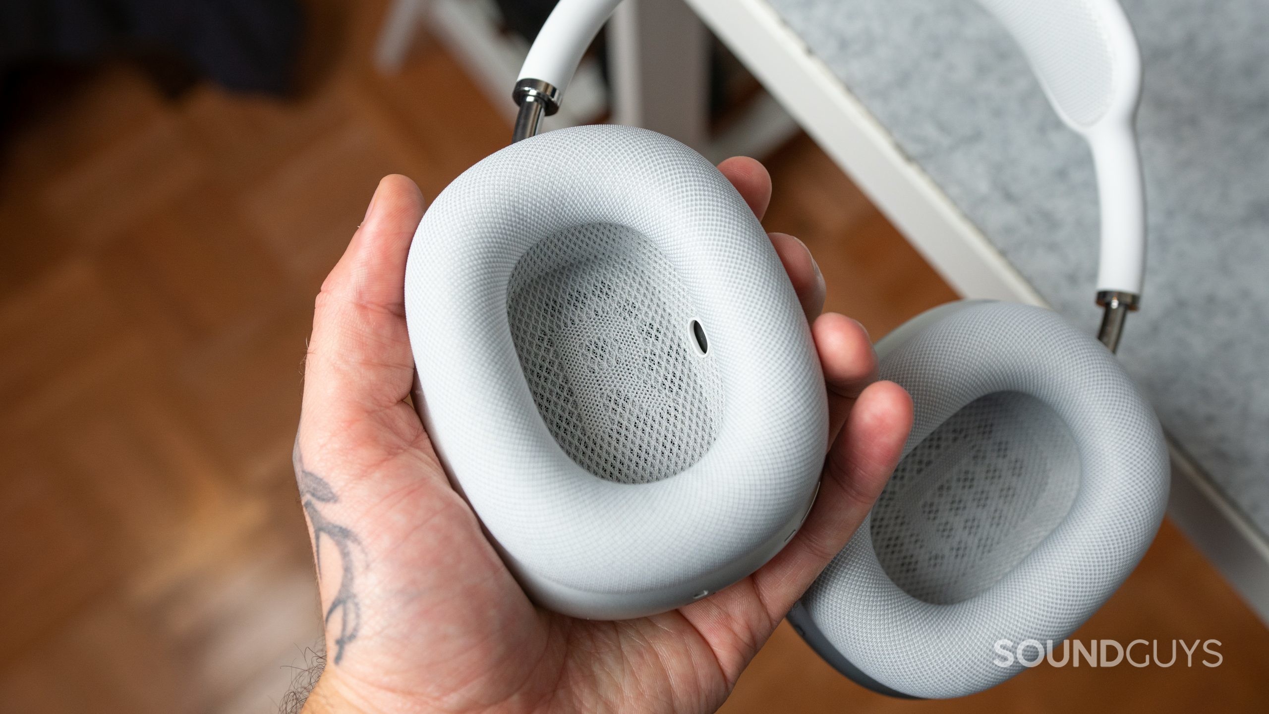 Apple's AirPods Max Smart Case looks like an 'over-the-shoulder
