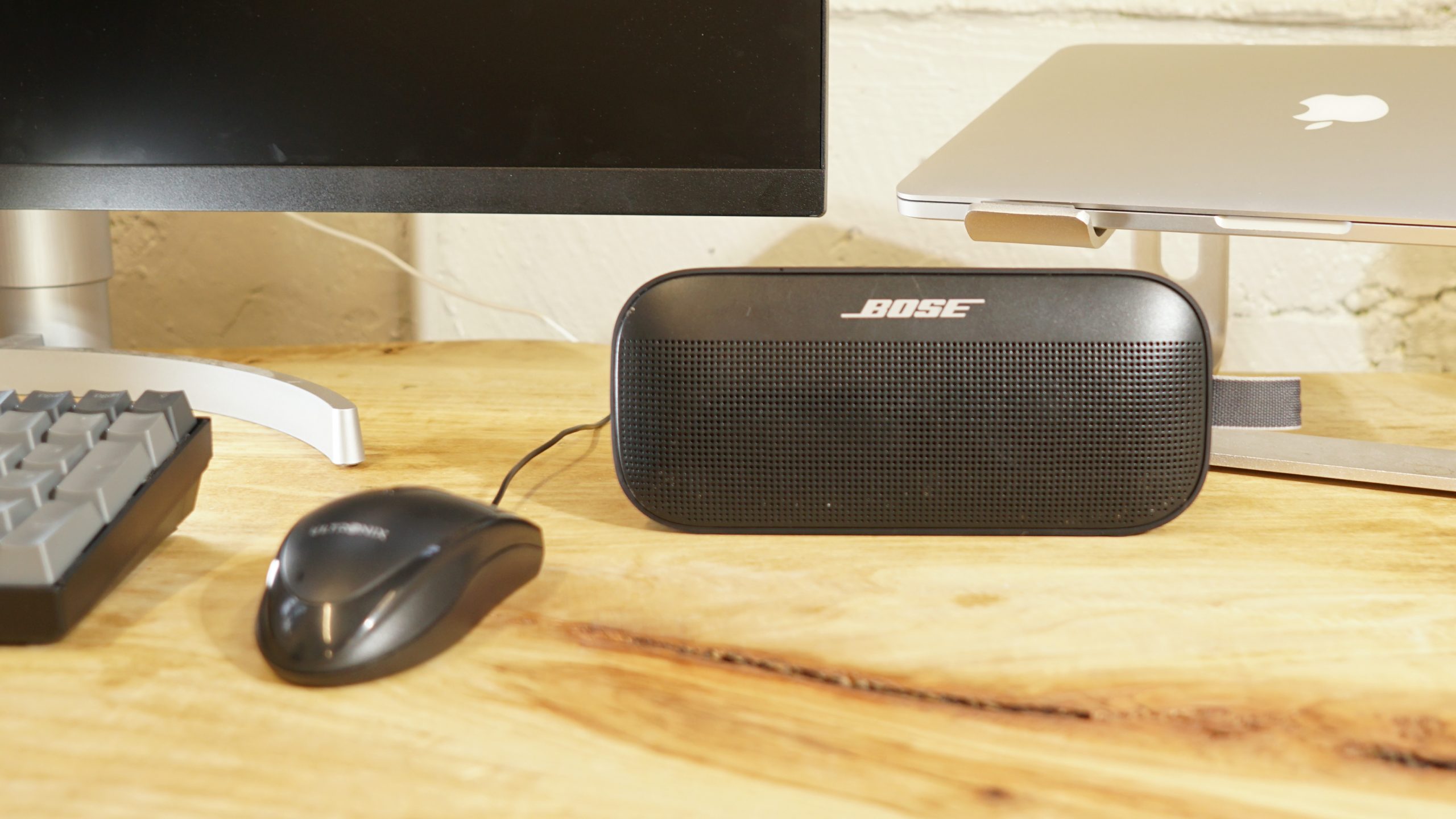Bose Soundlink Flex - waterproof bluetooth speaker, Black - Doneo