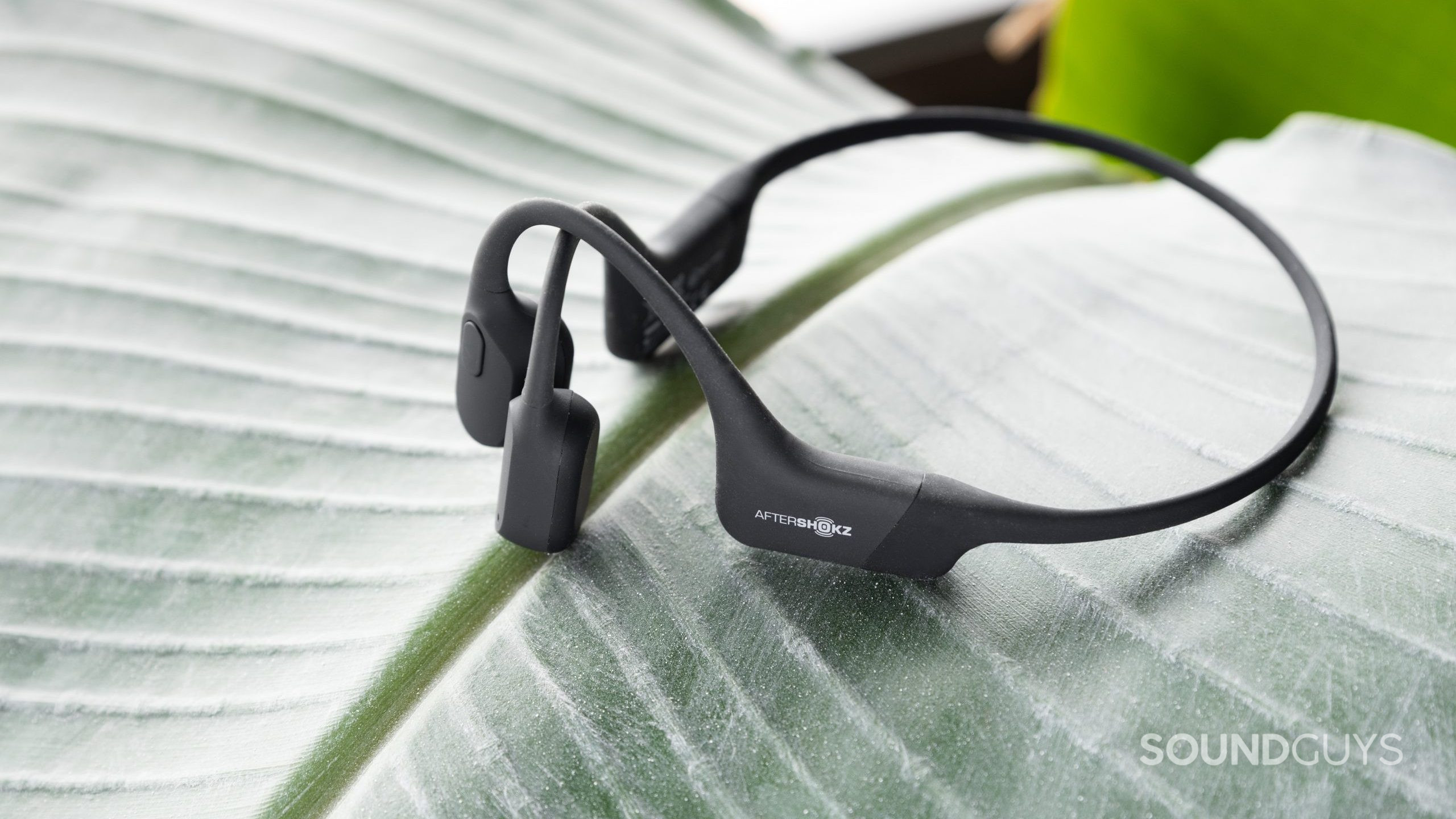  SHOKZ OpenRun (AfterShokz Aeropex) - Open-Ear Bluetooth Bone  Conduction Sport Headphones - Sweat Resistant Wireless Earphones for  Workouts and Running - Built-in Mic, with Headband : Electronics