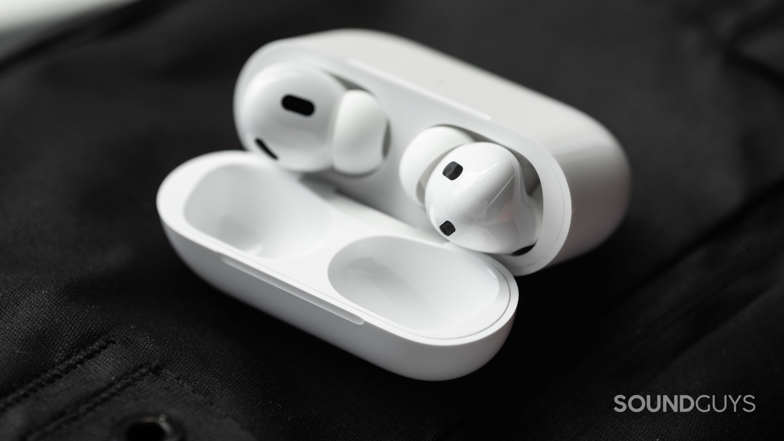  Apple AirPods (2nd Generation) Wireless Earbuds with