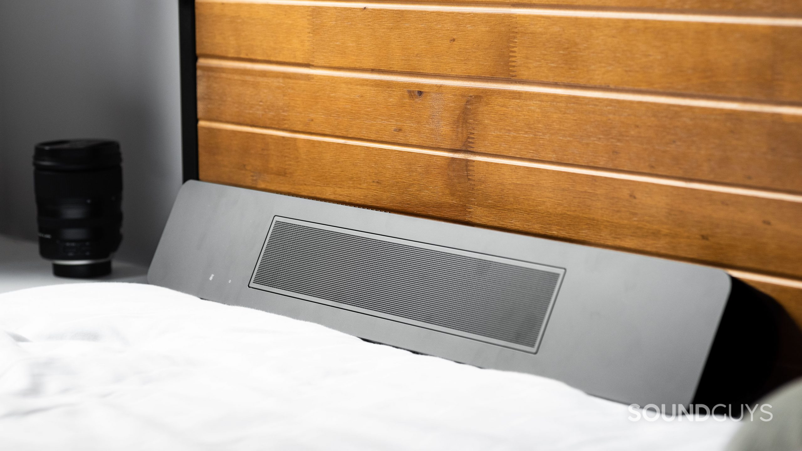 החלק העליון של Bose Smart Soundbar 600 נשען על משטח עץ.