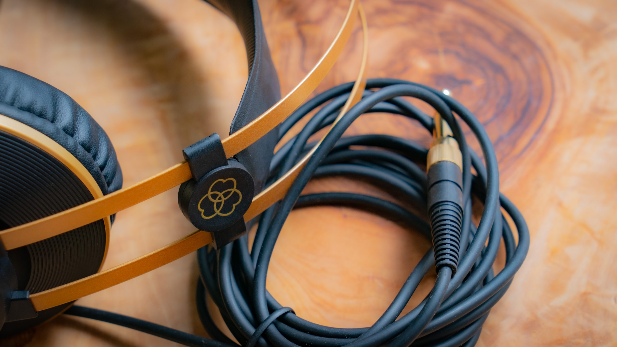 BUDGET AKG Headphones - AKG K52 Review 