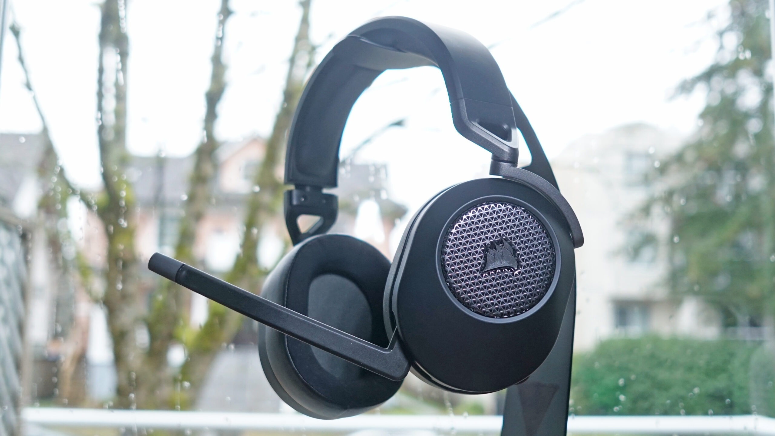 Corsair HS65 Wireless Headset Review – Custom Audio at its Finest! -  GeekaWhat