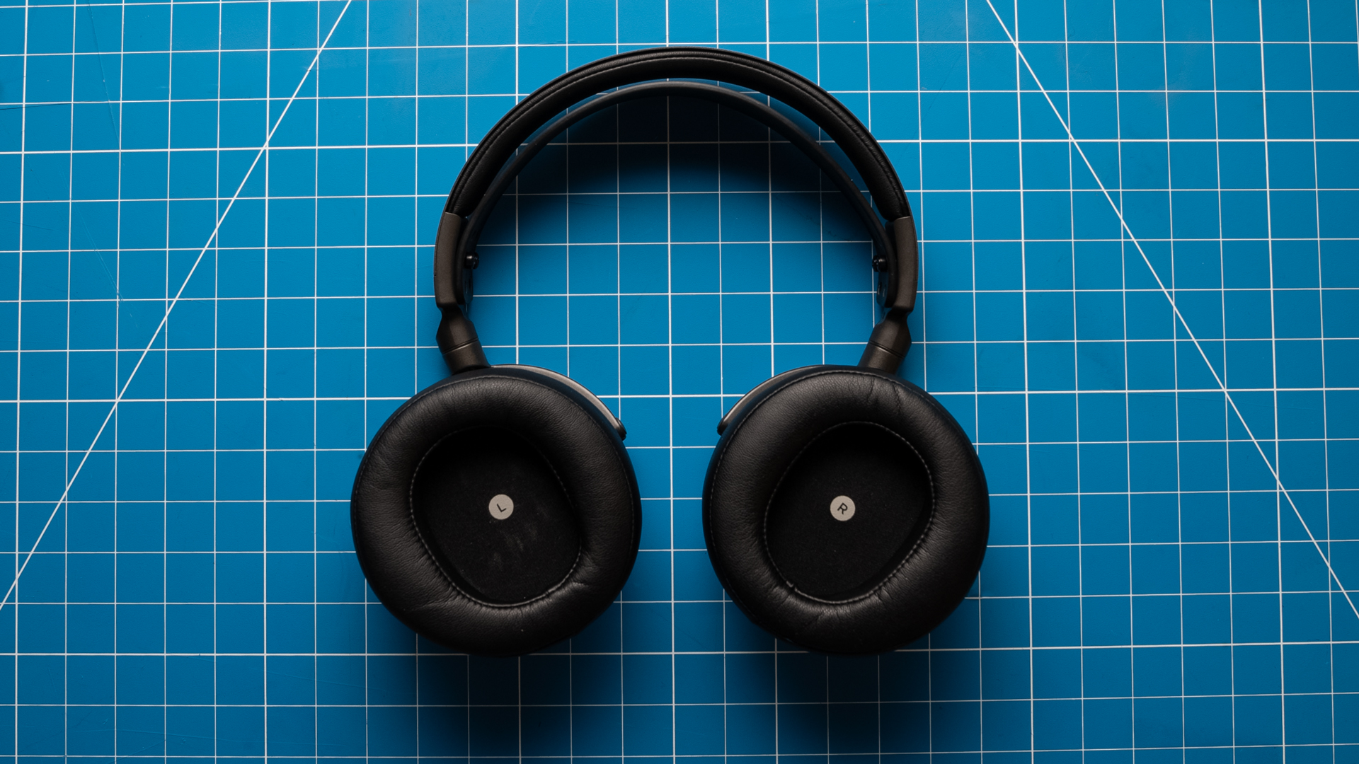 The Audeze Maxwell has large, comfortable ear pads that form a good seal around the ear.