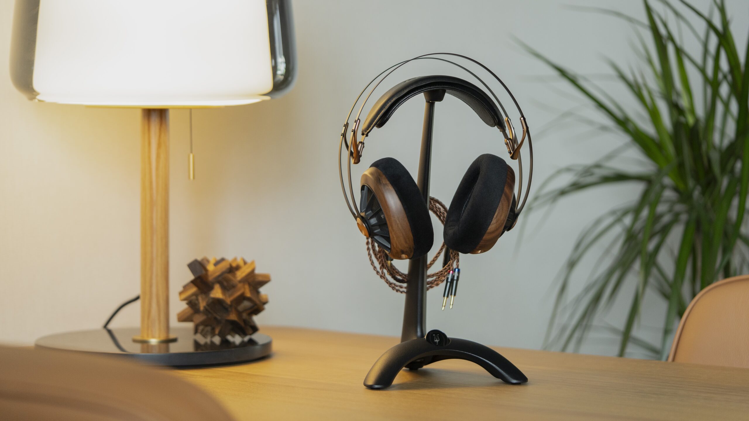 Meze Audio Manta headphone stand