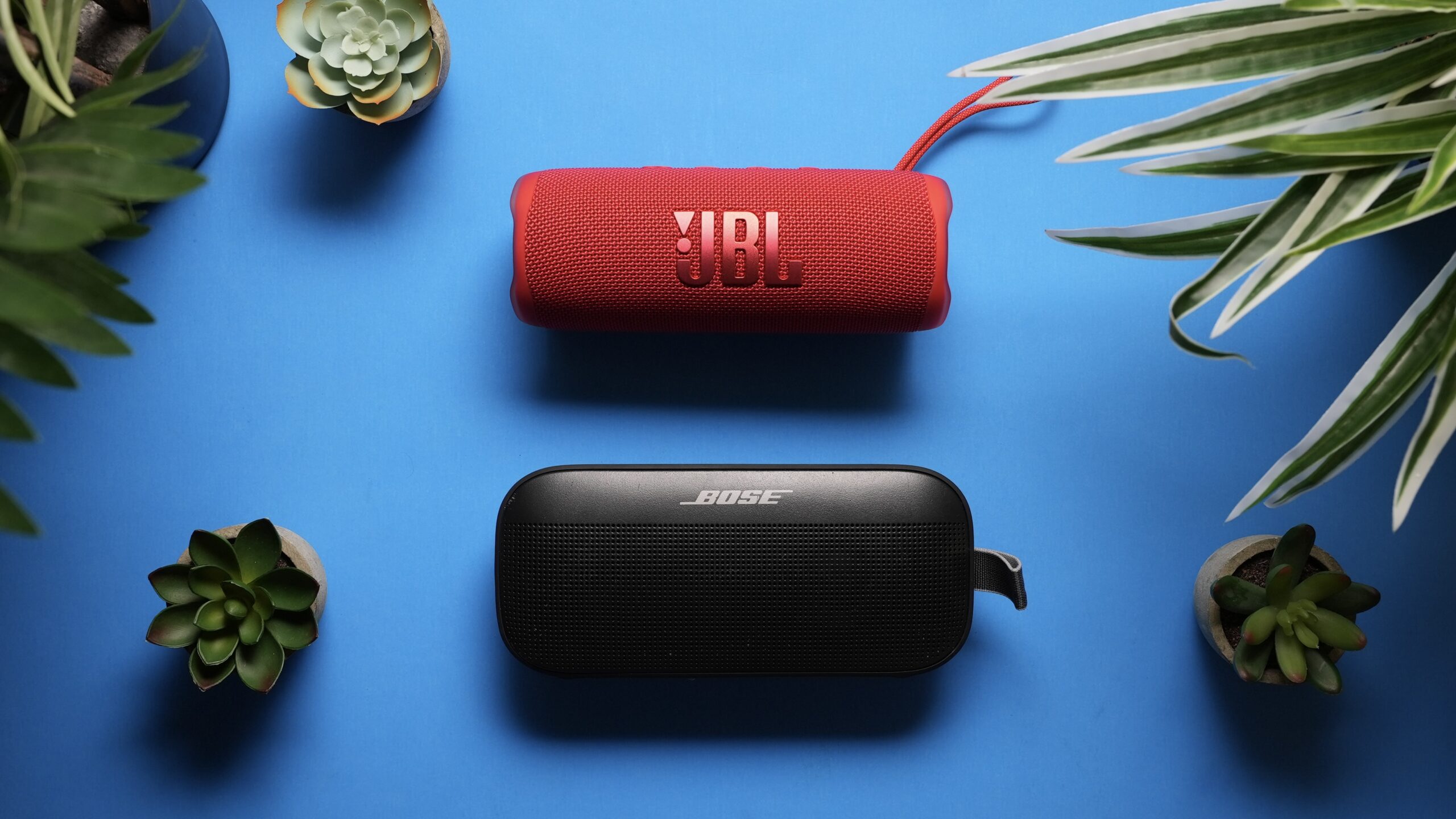 Photo of a JBL Flip 6 and Bose Soundlink Flex showing size difference.