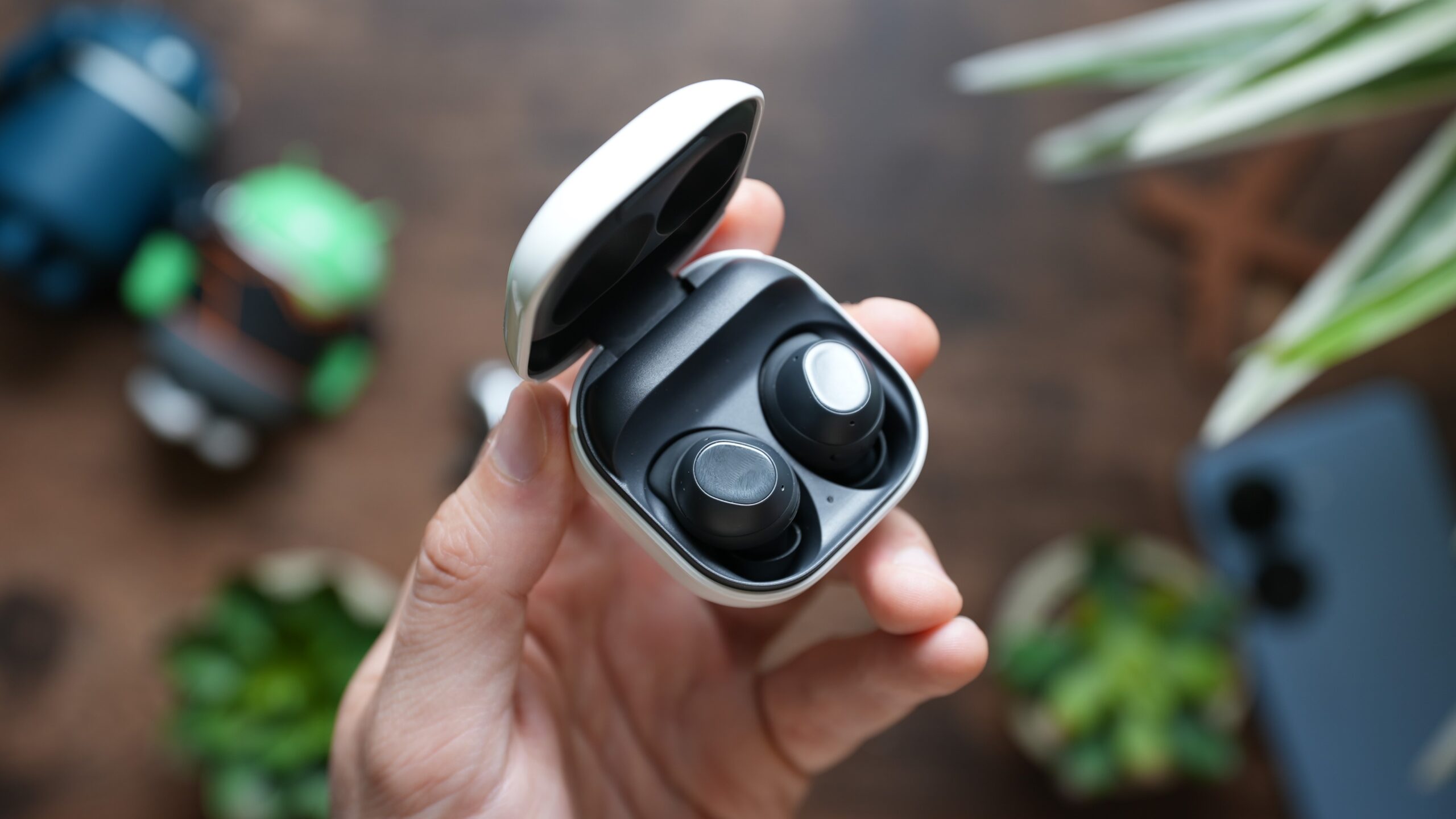 a hand holding the Galaxy Buds FE in case