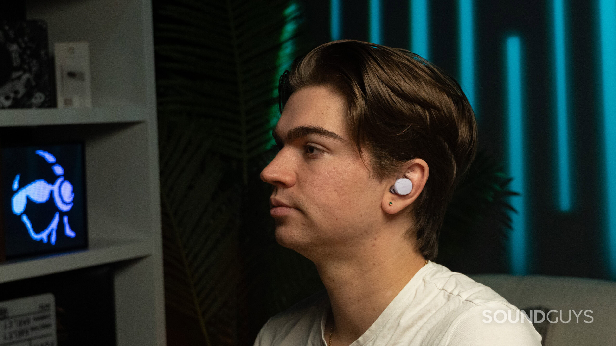 A man wears the Bose QuietComfort Earbuds.