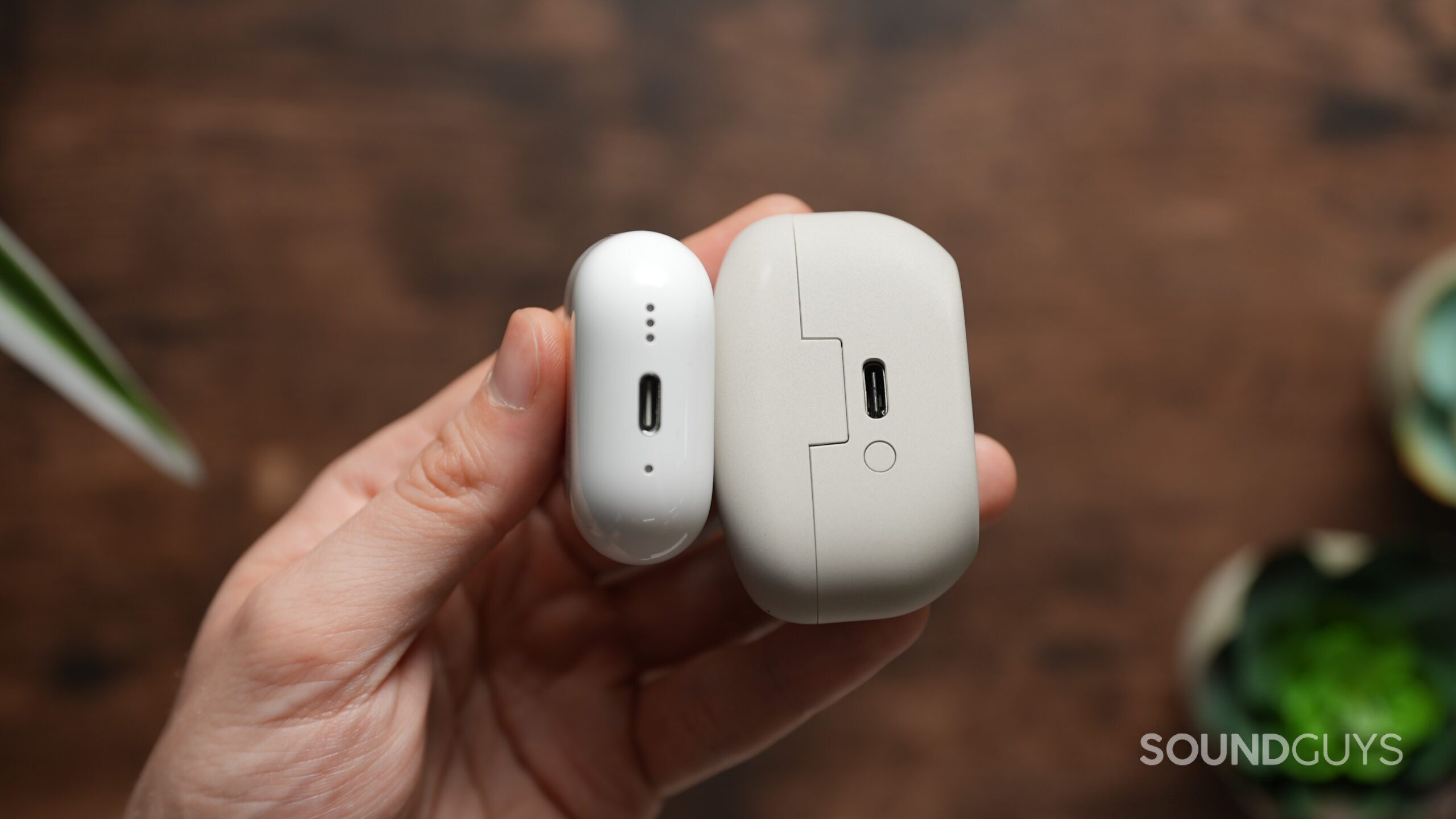 airpods 4 and sony xm5 charging ports on case