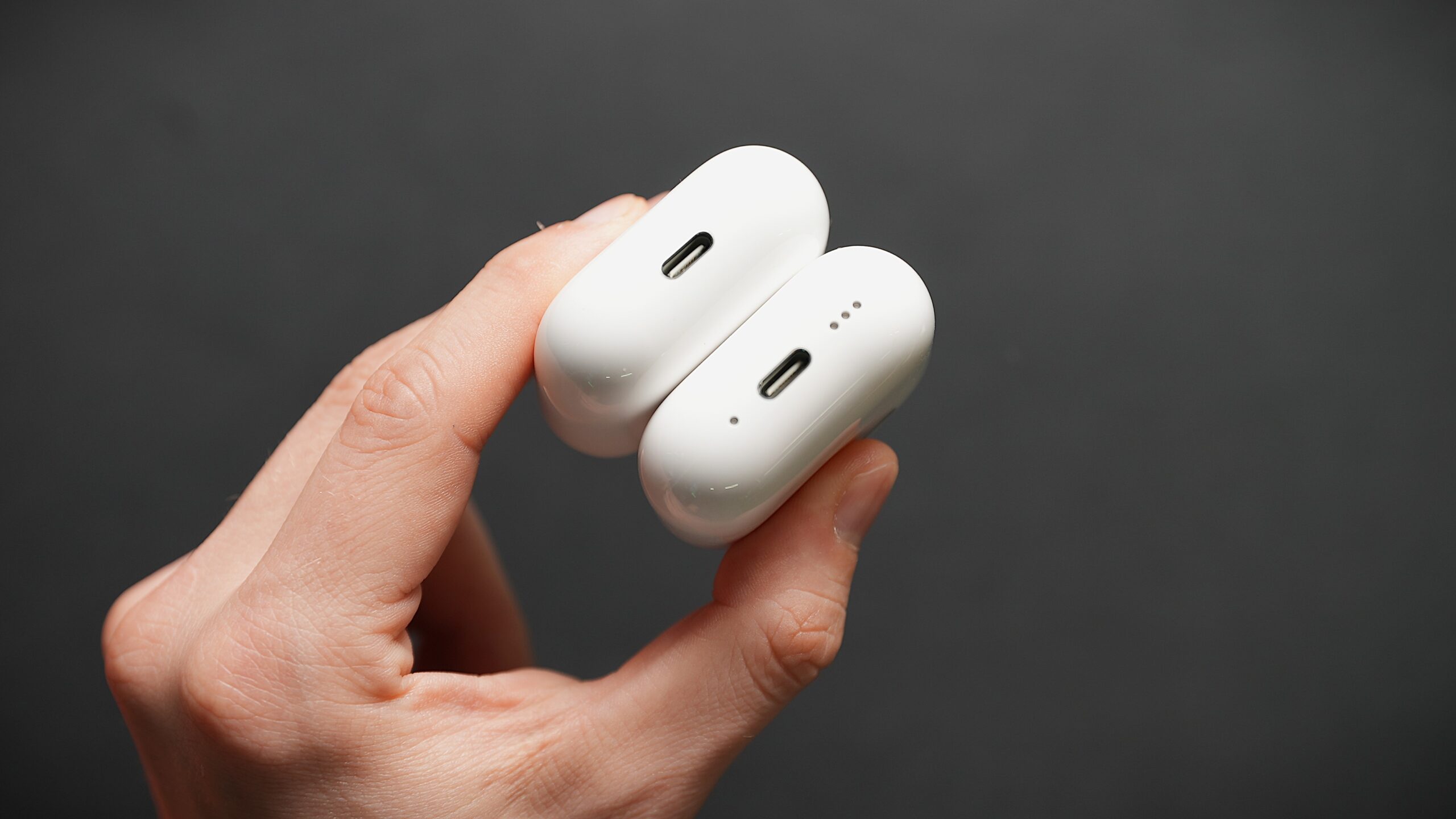 airpods 4 case with airpods 4 with anc case in hand