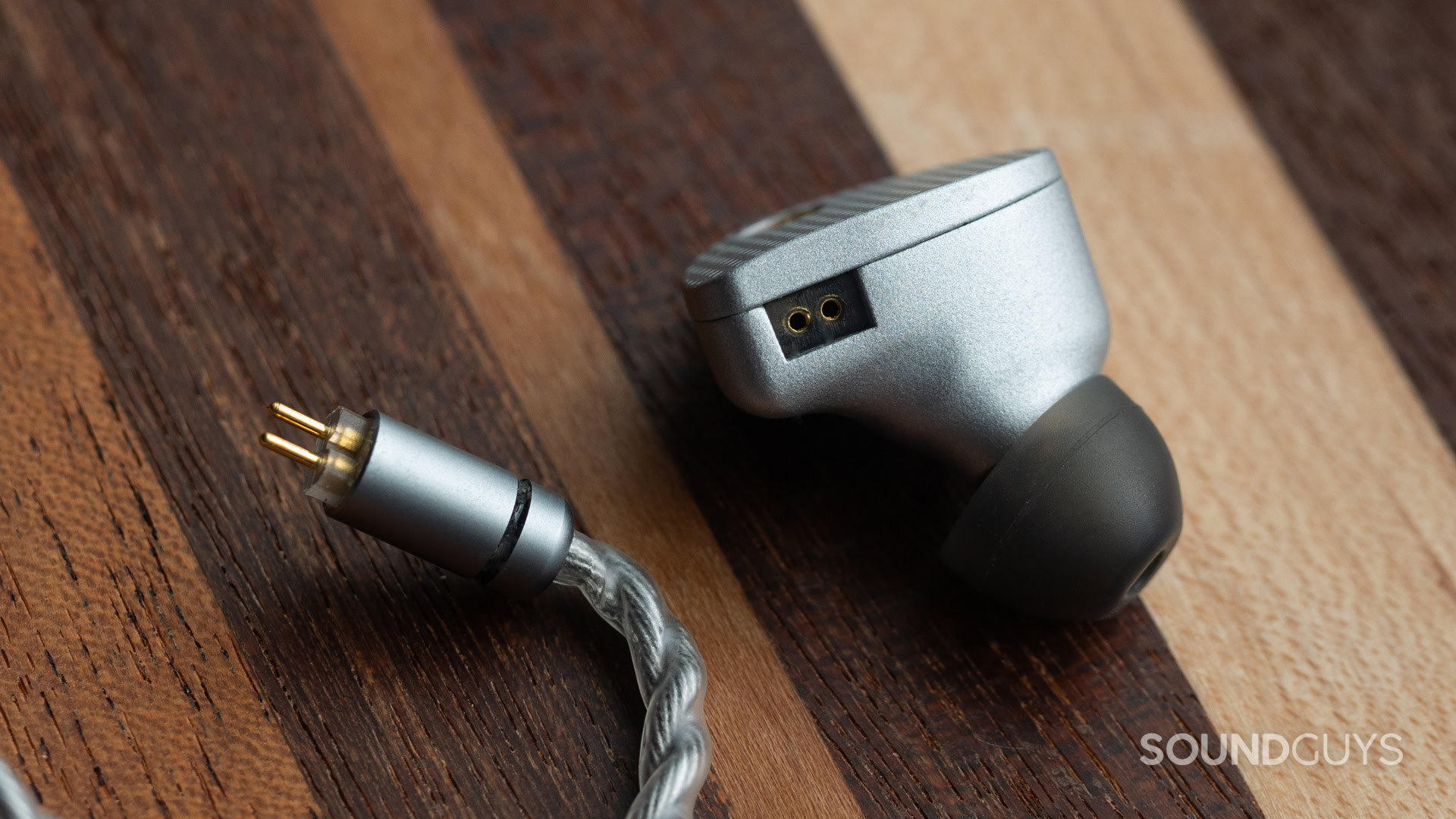 A close-up of the Moondrop Aria 2's removable cable and 2-pin connector.