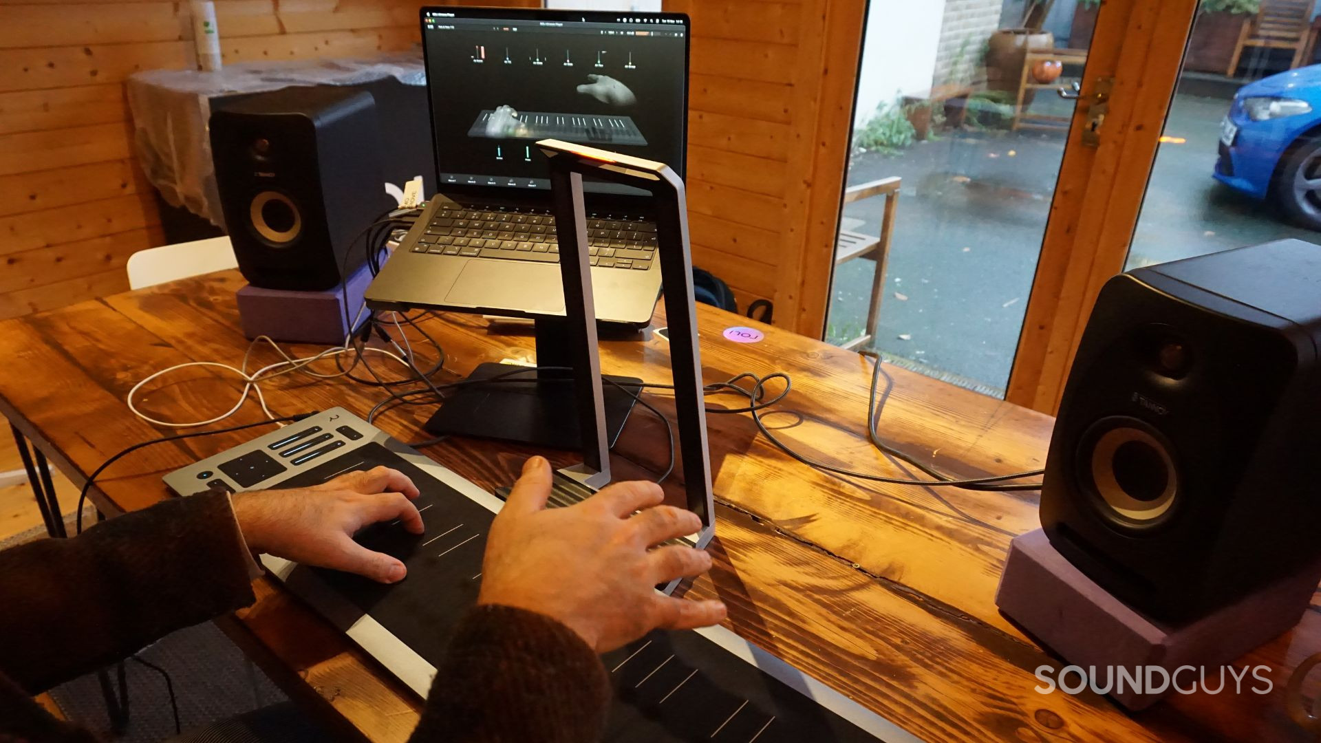 A photograph of the ROLI Airwave being controlled with the glide gesture.