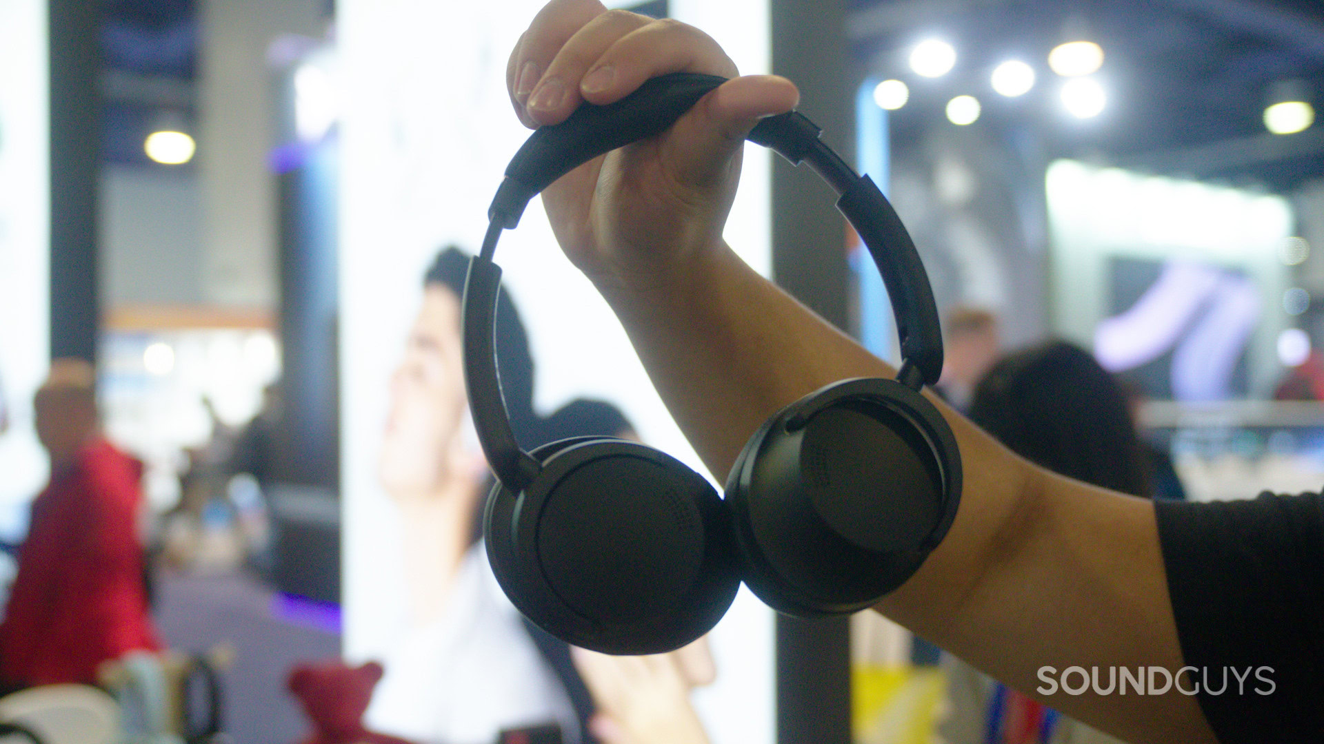 1MORE SonoFlow Max Wi-Fi headphones at CES 2025. 